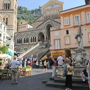 https://affittacamere-la-piazzetta.hotels-amalfi.com